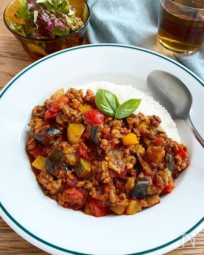 【作ってみた!で大人気】とろっとろ♪夏野菜の「トマトキーマカレー」うま味と栄養がぎゅっ!|みんなの推しレシピ