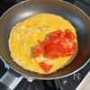 中からトロ〜リ！トマトチーズオムレツの工程3