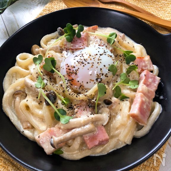 おすすめ♡ベーコンとしめじの和風カルボナーラうどん