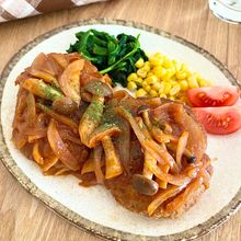 【しめじと玉ねぎごろっと!】具だくさんソースの豆腐ハンバーグ