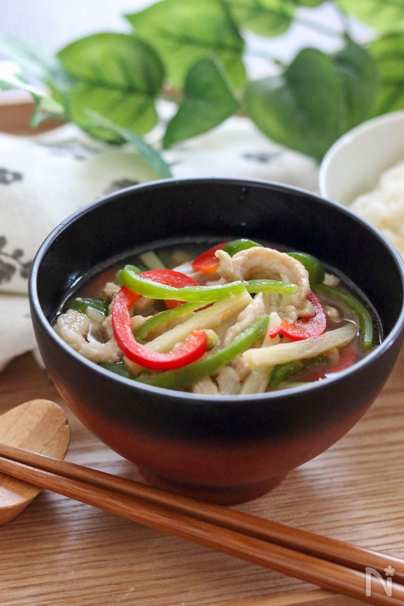 お椀に入ったチンジャオロースー風味噌汁