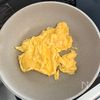 10分で完成！【ふんわり卵のスタミナ豚ニラ炒め】の工程2