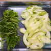 セロリの美味しい食べ方1位☆🤩☆セロリと大葉の塩昆布和え♪の工程1