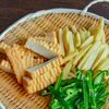 牛こまと絹厚揚げとじゃがいもとピーマンのオイスター炒めの工程1