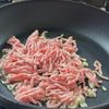 秋の簡単副菜【舞茸とひき肉の麺つゆバターガーリックソテー】の工程2