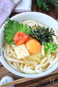 やみつき【釜玉明太バターうどん】のせて混ぜるだけでクリーミー
