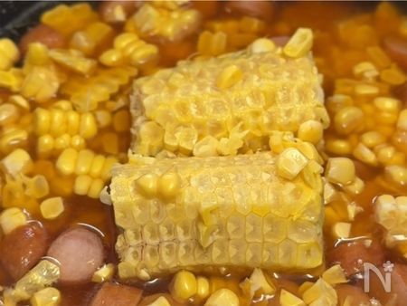 とうもろこしの実、芯、ウインナーを加えて炊飯する