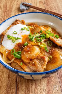 男子が喜ぶガッツリ飯【豚バラ玉ねぎの甘辛丼】
