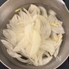 ボイルえびと玉ねぎのさっぱり和えの工程1