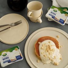 クリームチーズソースのマカダミアナッツパンケーキ