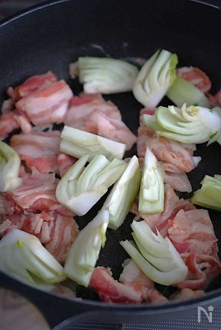 豚バラ肉とチンゲン菜の茎を炒める