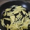 旨味たっぷり【ピーマンとじゃがいもときのこのオイスター炒め】の工程3