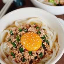 【豚そぼろとニラのスタミナ混ぜうどん】
冷凍うどんで簡単♪