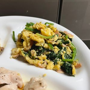 ケの作ってみた!投稿(【ほうれん草と卵とベーコンのマヨ炒め】彩りおかず♡お弁当にも)