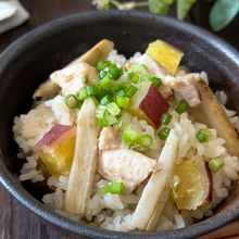 味付け1つで絶品♡【さつまいもと鶏肉の炊き込みご飯】