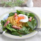 ベーコンとサラダほうれん草のペペロンチーノ＊温玉のせ♪