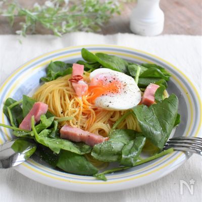 ベーコンとサラダほうれん草のペペロンチーノ＊温玉のせ♪