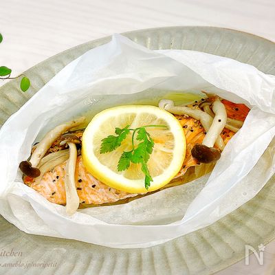 【ほぼ5分】レンジで簡単！鮭&きのこの紙包み焼き