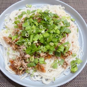 みーの作ってみた!投稿(にらとねぎがたっぷり!そうめんで作るピリ辛肉味噌のあえ麺)