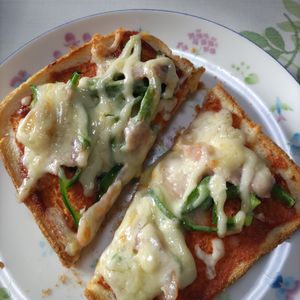 KUMIKOの作ってみた!投稿(【食パンで♪】簡単カレーチーズピザ)