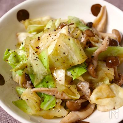 レンジで5分!【キャベツときのこのコンソメ煮】時短で味染み♩