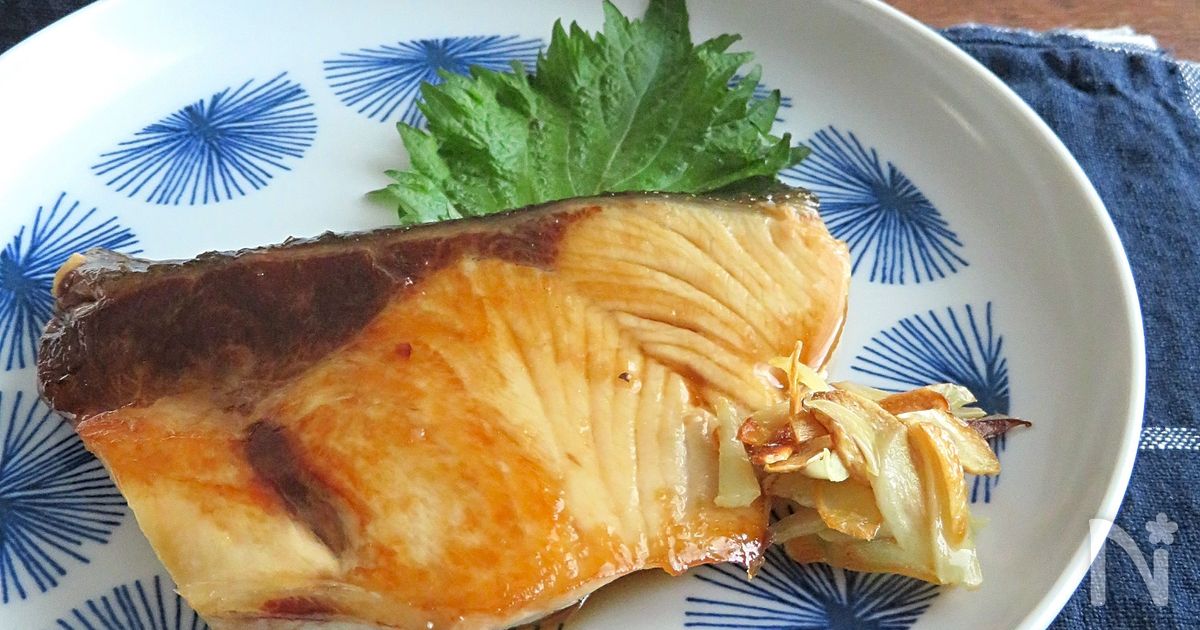 フライパンで簡単調理 ぶりの照り焼きガーリック添え by 佐藤 加奈子（kaana57） レシピサイト