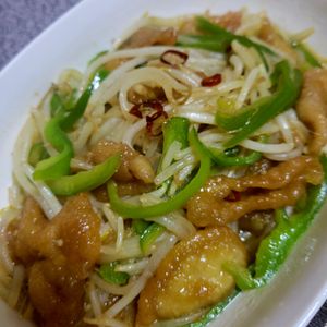 ヴェルの作ってみた!投稿(激安~激うま~🤩ありがとう😘もやし鶏皮ピーマンの甘辛炒め)