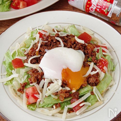 やみつき！野菜も摂れる♪メキシカンミートのサラダうどん