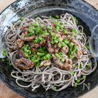 メインの具材はちくわだけ！お弁当にも♪ゆかりちくわそば