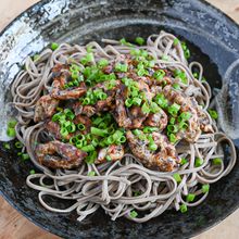 メインの具材はちくわだけ！お弁当にも♪ゆかりちくわそば