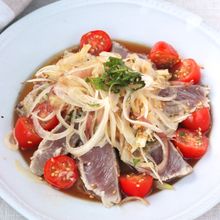 野菜たっぷり!カツオのたたきと新玉ねぎとトマトのサラダ仕立て