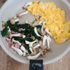 10分おかず♪ベーコンほうれん草きのこのふんわり卵のマヨ炒めの工程2