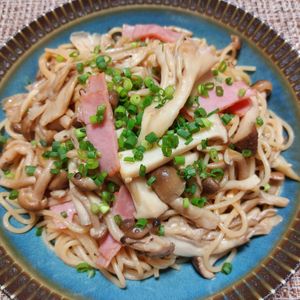 よっこの作ってみた!投稿(【きのことベーコンの醤油ペペロン】パパッと完成！簡単パスタ♪)