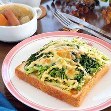 たっぷりキャベツとケールのトースト。
