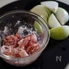 簡単すぎるのに絶品♩【豚こまと新玉ねぎの焼き浸し】の工程1