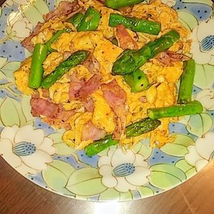 たりおの作ってみた!投稿(シンプルな味♪アスパラベーコンの卵バター炒め)