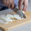 レモンバターが爽やか♩新じゃがと新玉ねぎのジャーマンポテトの下準備
