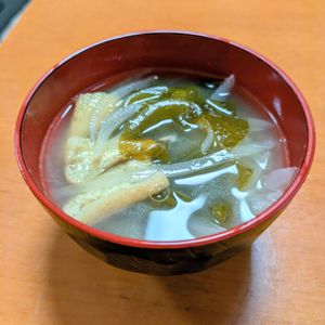 ゆきまる🐬🫧の作ってみた!投稿(『玉ねぎと油揚げとわかめのお味噌汁』)