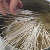 【ワン鍋。春雨塩ラーメン】まな板いらずで、簡単&超美味い。の工程2