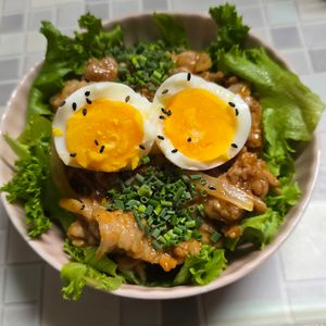 ののの作ってみた!投稿(豚こま肉で絶品丼ぶり！『韓国風甘辛豚こま丼♡温玉のっけ』)