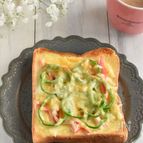 【ピーマンとカニカマのチーズトースト】シンプルで美味しい♡