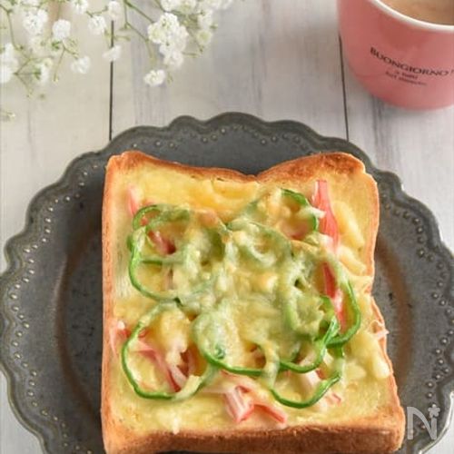 【ピーマンとカニカマのチーズトースト】シンプルで美味しい♡