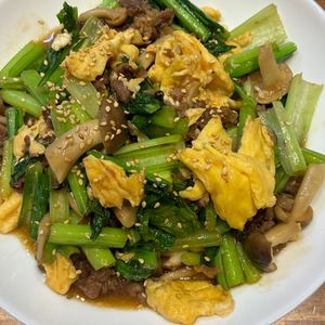 くだもの大好き🧡の作ってみた!投稿(【牛肉の小松菜のふわたまオイスター炒め】簡単こってり味♡)
