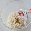 混ぜるだけ!粉末うどんスープでうま味ぎゅっとおにぎりの工程2