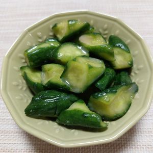 よっこの作ってみた!投稿(あったかご飯に🍚ポリポリきゅうりのにんにく味噌漬け😘🥒)