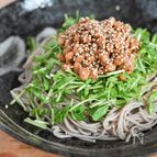 暑い日でも食べやすい！納豆と豆苗の和えそば