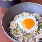 とろ〜り美味しい🍳ネギ塩月見ぶた丼🐷