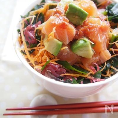 海藻たっぷり！サーモンとアボカドの梅だれ丼