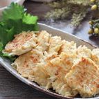混ぜて油なしで焼くだけ♡ポリポリもやしと鶏挽肉のヘルシー焼き