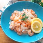 さっぱり美味しい♡むき海老と新玉ねぎの旨塩レモン炒め